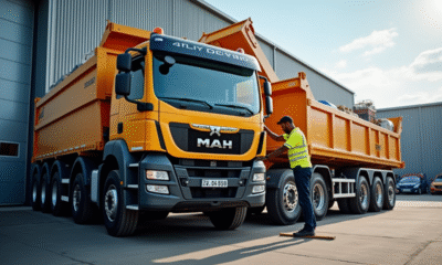Camion polybenne de 12 tonnes en zone industrielle avec opérateur