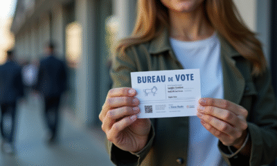Personne tenant une carte électorale devant un bureau de vote